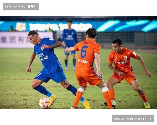 武汉三镇鏖战赛场激烈对决展现球队韧性引爆球迷无限激情